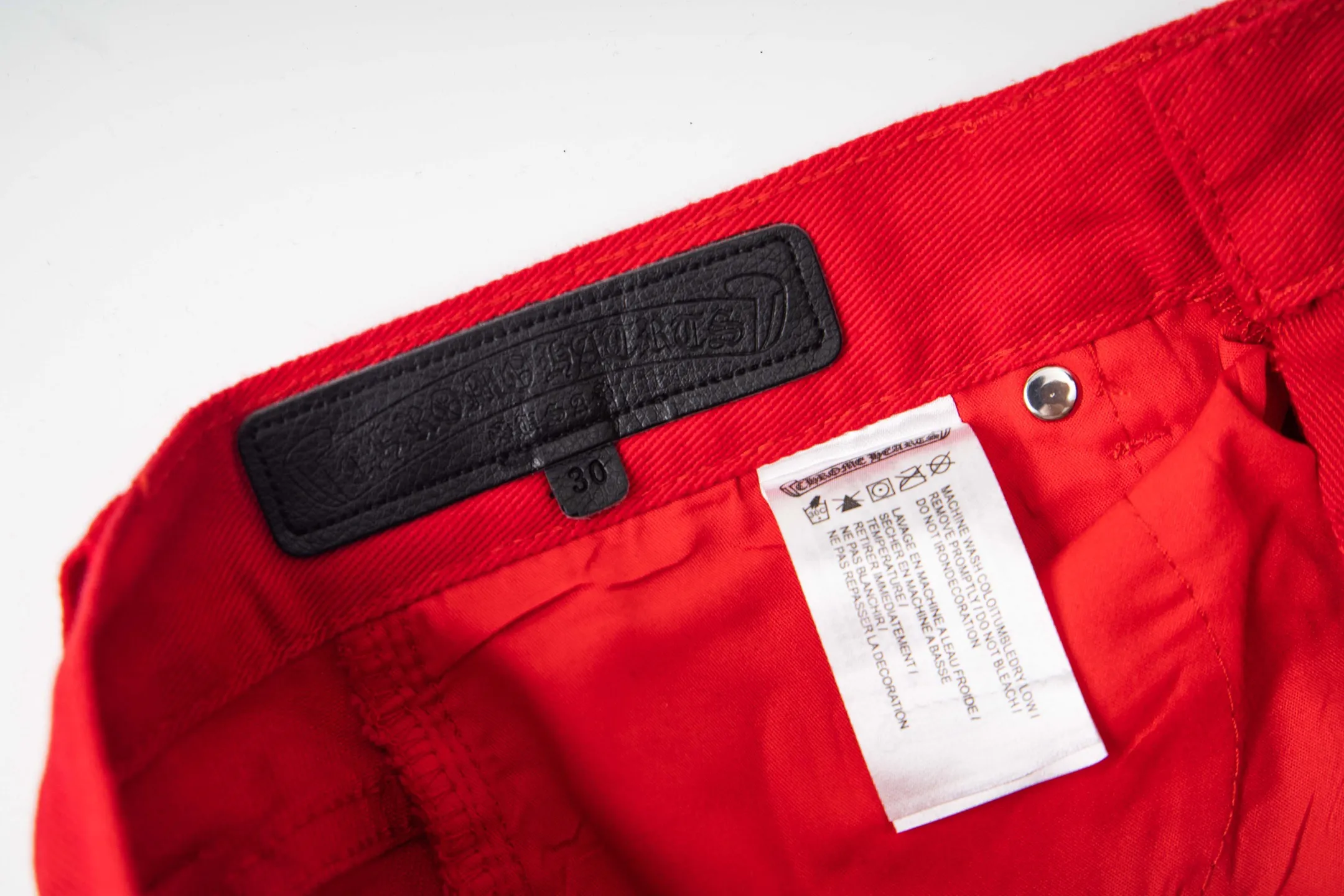 P260 CHROME HEARTS 25ss dopamine Chinese red cross leather washed jeans - Full of exploring the ultimate in fashion, Chrome Hearts' new Chrome Hearts pants not only present a unique style, but the fresh ice blue color looks particularly youthful and energetic. The mid-high waist design is paired with a lazy and casual style, which not only shows long legs but also maintains a casual feel. It is a must-have fashion choice for trendy men and trendy women. Style No.: 1789 Color: Dopamine Red Size: 28 30 32 34